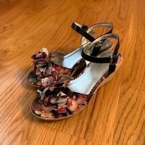 Floral print pink and black kids sandals - size 4 kids - Nine West